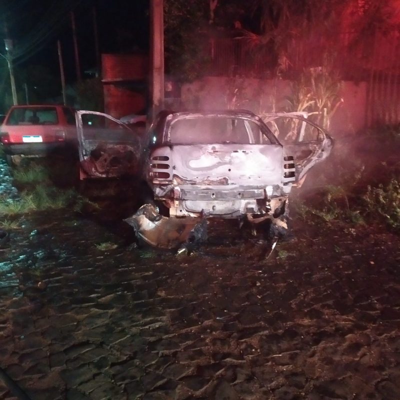 O inc&ecirc;ndio foi registrado na madrugada desta segunda-feira (27), em &atilde;o Louren&ccedil;o do Oeste. &mdash; Foto: Corpo de Bombeiros/Reprodu&ccedil;&atilde;o/ND