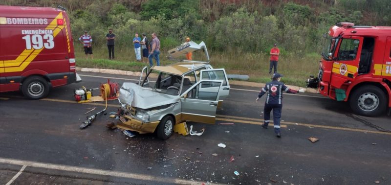 A colis&atilde;o entre os carros e uma van deixou casal de idosos feridos na BR-163, em Dion&iacute;sio Cerqueira. &mdash; Foto: Corpo de Bombeiros/Reprodu&ccedil;&atilde;o/ND