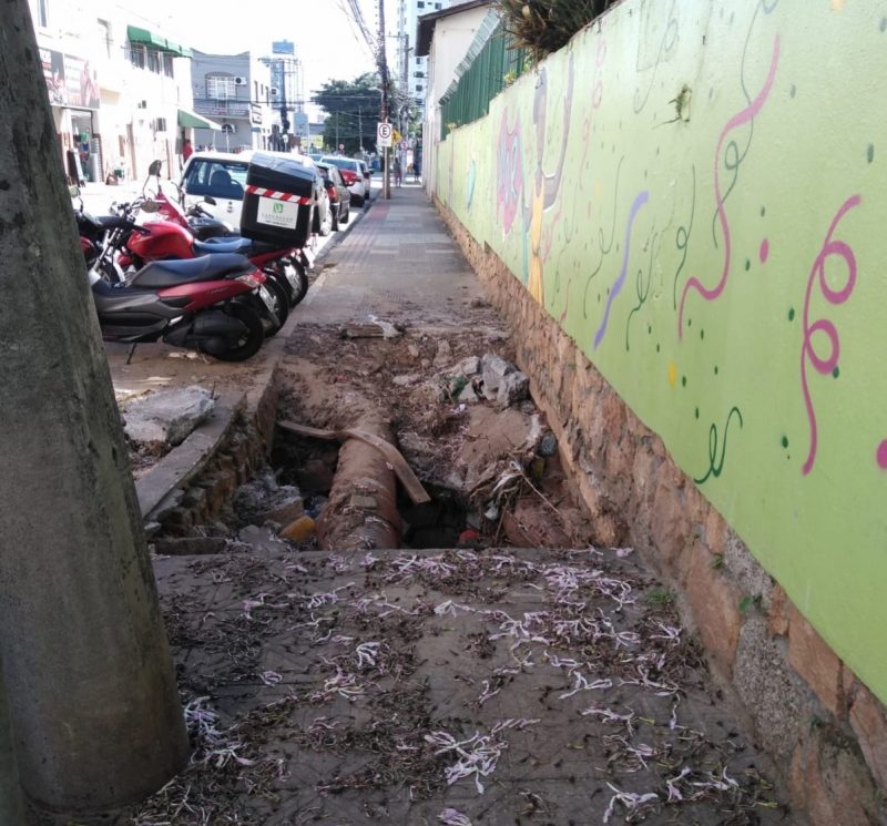 Buraco em calçada nos fundos de creche em Florianópolis ganha data para conserto