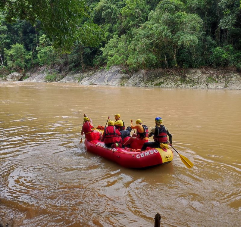 Família espera DNA de corpo que seria de menino que desaparecu em SC; exame leva até 6 meses
