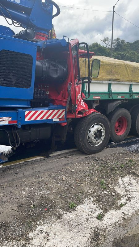 Cabine ficou esmagada após a batida &#8211; Foto: Internet/Divulgação/ND