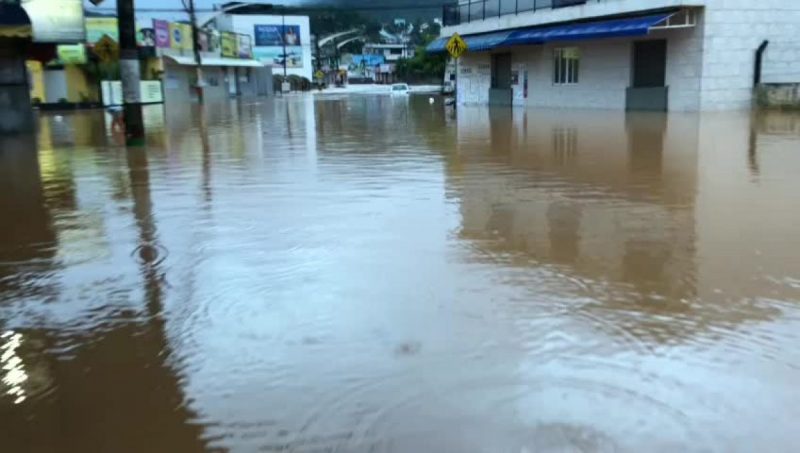 Situa&ccedil;&atilde;o ficou ca&oacute;tica em Cambori&uacute; por conta das chuvas – Foto: Gerson Felippi/Reprodu&ccedil;&atilde;o