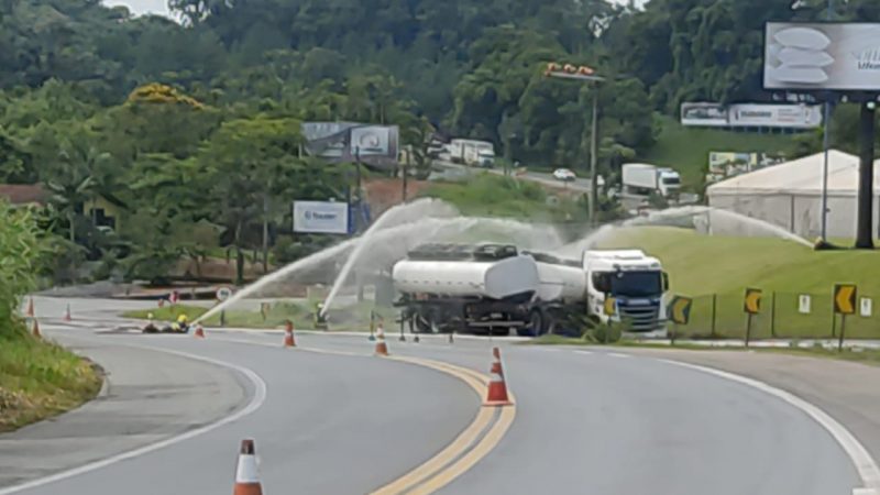 BR-470 &eacute; interditada ap&oacute;s caminh&atilde;o derramar combust&iacute;vel na pista; saiba qual trecho – Foto: Divulga&ccedil;&atilde;o/Pol&iacute;cia Rodovi&aacute;ria Federal/Reprodu&ccedil;&atilde;o/ND