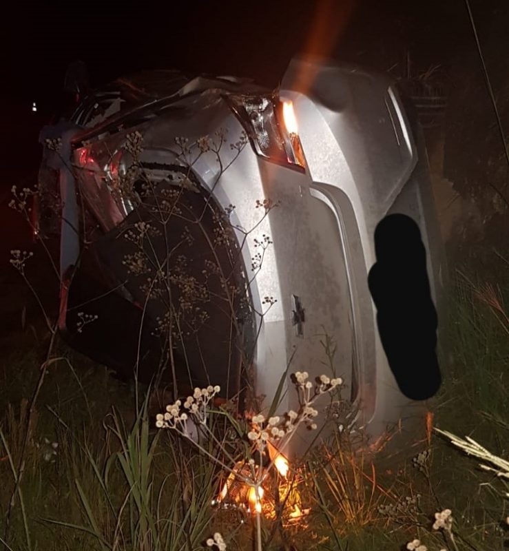 Homem foi encontrado morto ap&oacute;s capotar em Lages – Foto: PMRv/Divulga&ccedil;&atilde;o/ND