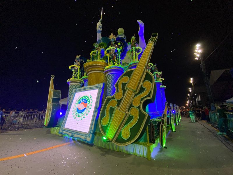 Carro da Coloninha homenageia a Camerata Florian&oacute;polis – Foto: Leo Munhoz/ND