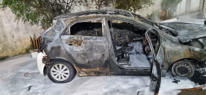Inc&ecirc;ndio destruiu carro estacionado dentro de casa – Foto: Corpo de Bombeiros/Reprodu&ccedil;&atilde;o