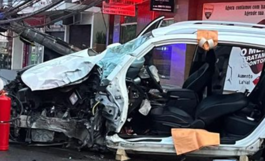 O condutor ficou preso nas ferragens e teve que ser resgatado pelos bombeiros. – Foto: PM/Divulga&ccedil;&atilde;o/ND