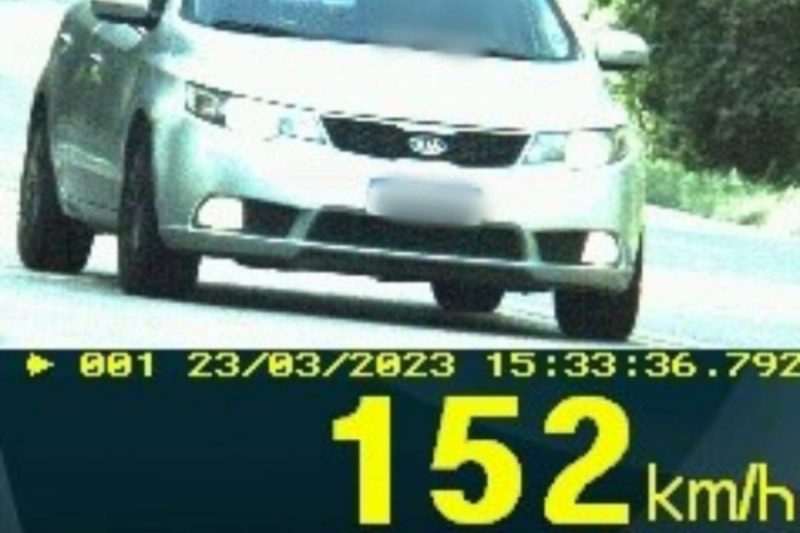 Ve&iacute;culo foi flagrado trafegando em velocidade quase duas vezes maior que o permitido – Foto: PRF/Divulga&ccedil;&atilde;o