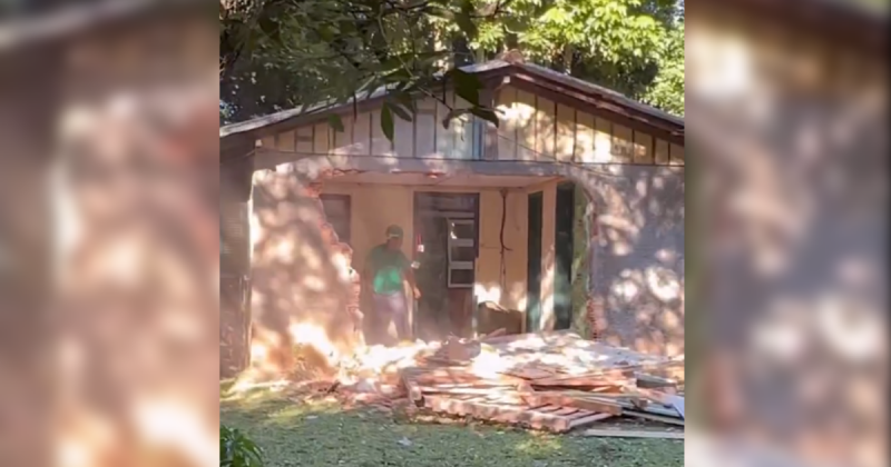 Casa &eacute; demolida em Naufragados, em Florian&oacute;polis – Foto: Reprodu&ccedil;&atilde;o/ND