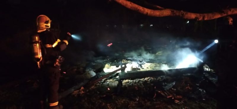 Dono de baia chegou ao local j&aacute; com estrutura tomada pelo inc&ecirc;ndio – Foto: Corpo de Bombeiros/Reprodu&ccedil;&atilde;o