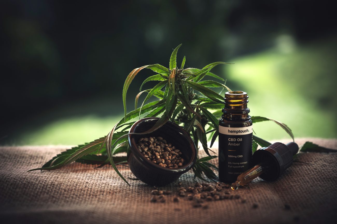 Folha de cannabis e remédio de óleo de canabidiol ao lado