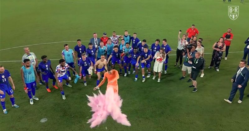 Goleiro faz 'chá revelação' dentro do gramado após jogo nos EUA