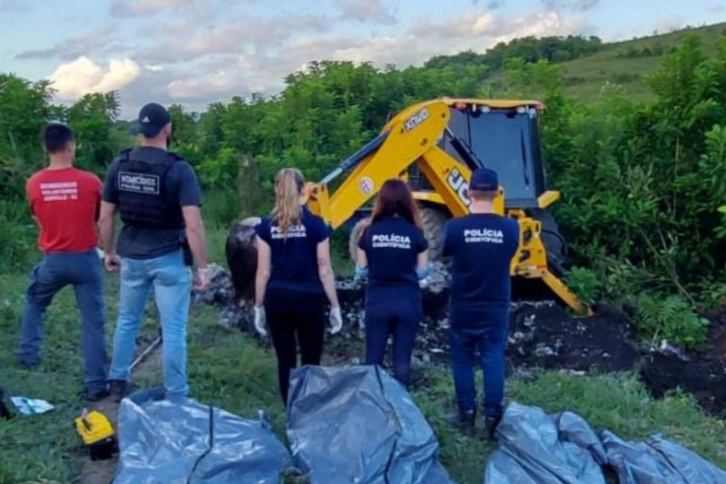 Corpos das quatro v&iacute;timas foram encontrados em cova no bairro Ulysses Guimar&atilde;es – Foto: PC/Divulga&ccedil;&atilde;o