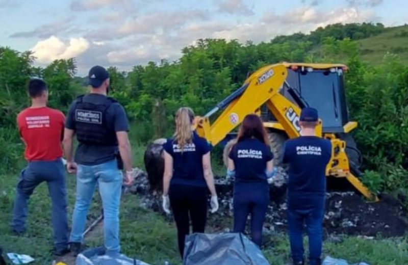 Corpos das quatro v&iacute;timas foram encontrados em cova no bairro Ulysses Guimar&atilde;es – Foto: PC/Divulga&ccedil;&atilde;o