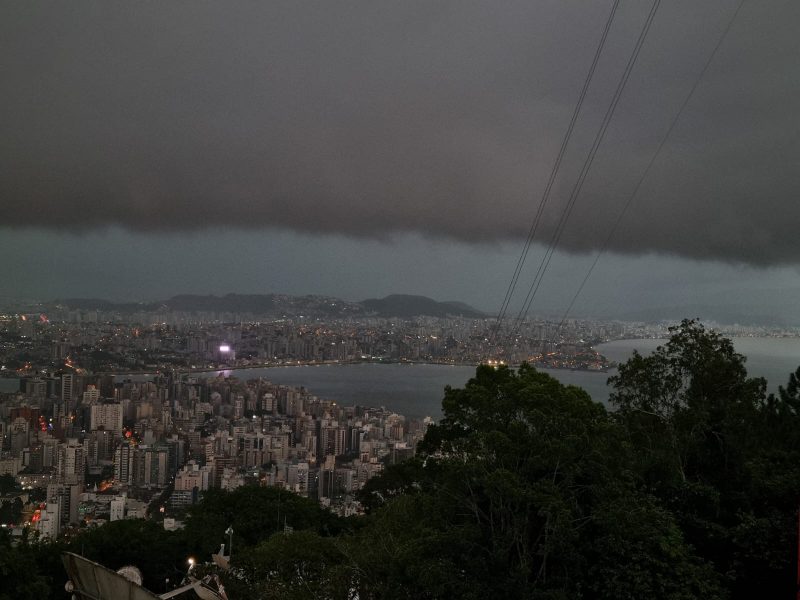 Nuvem divide o c&eacute;u da cidade e traz cara de “chuvarada” – Foto: Ana Schoeller/ND