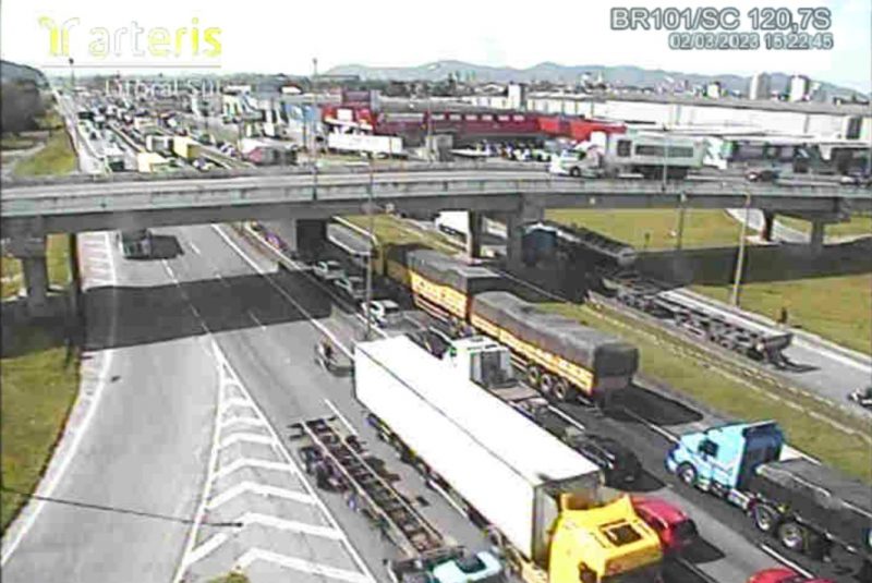 Engarrafamento deixou uma mulher ferida – Foto: Arteris Litoral Sul/Divulga&ccedil;&atilde;o/ND