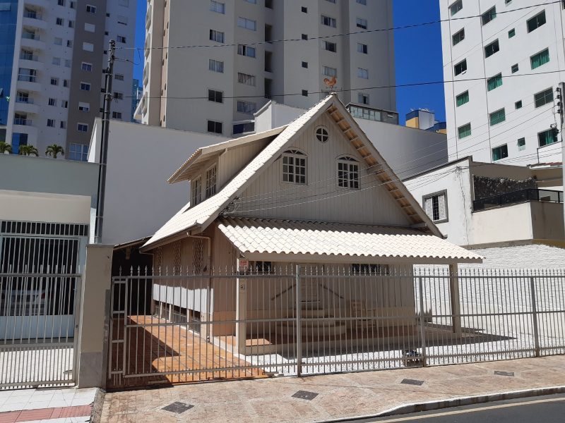 Casas de madeira perduram em meio a pr&eacute;dios em Balne&aacute;rio Cambori&uacute; – Foto: Gabriel Gallarza / OiA Observat&oacute;rio de Intera&ccedil;&otilde;es no Ambiente / 2023
