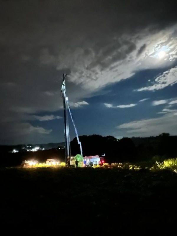 Esquipes trabalham do reestabelecimento do fornecimento de energia em Morro da Fuma&ccedil;a no Sul de SC. – Foto: Claudio Fernandes