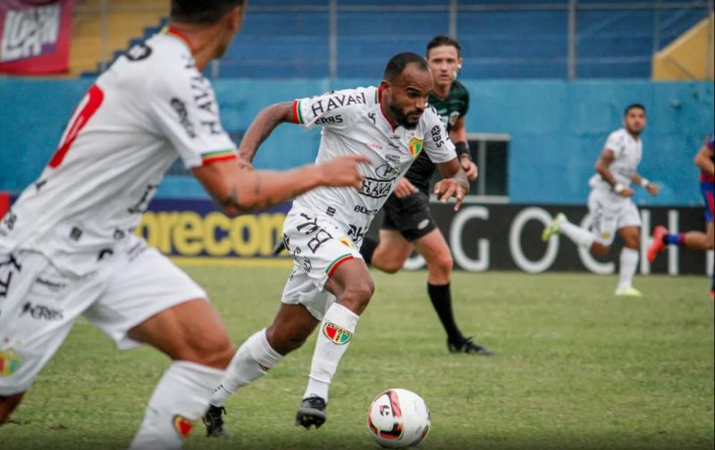 Cl&eacute;o Silva cumpre suspens&atilde;o e est&aacute; fora do jogo do Brusque contra o Figueirense – Foto: marcos jord&atilde;o/ND
