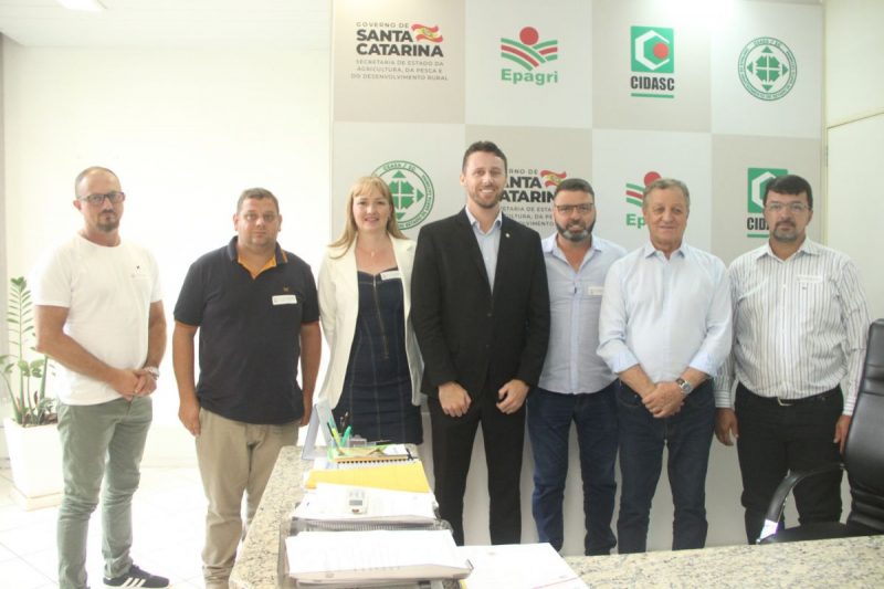 Comitiva formada pelo prefeito Cl&eacute;zio Fortunato e outros representantes do munic&iacute;pio esteve na Capital do Estado para discutir maneiras de ajudar os agricultores – Foto: Prefeitura de S&atilde;o Jo&atilde;o do Itaperi&uacute;/Divulga&ccedil;&atilde;o