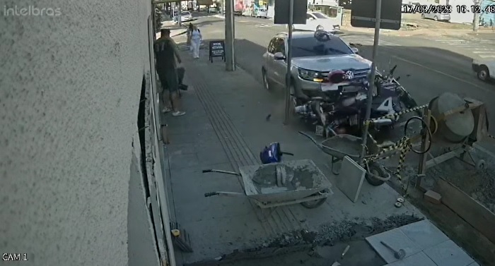 C&acirc;mera de monitoramento flagrou o momento da colis&atilde;o. – Foto: Internet/ND