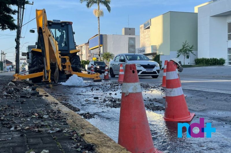Conserto emergencial est&aacute; sendo realizado na rua Dr. Jo&atilde;o Colin – Foto: Felipe Bambace/NDTV