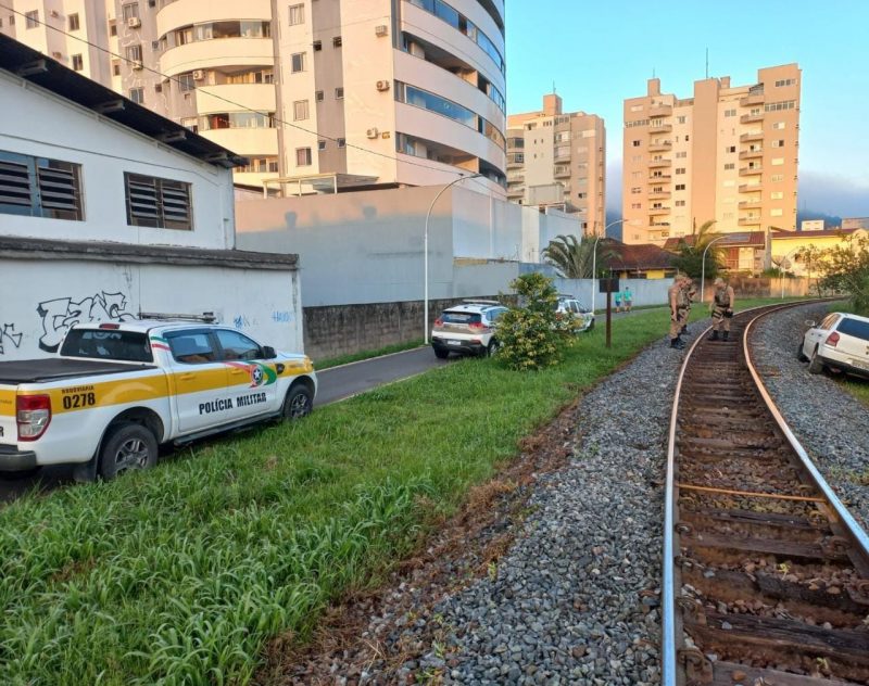 Suspeito chegou a abandonar o ve&iacute;culo e fugir pelo matagal – Foto: PMRv/Divulga&ccedil;&atilde;o/ND
