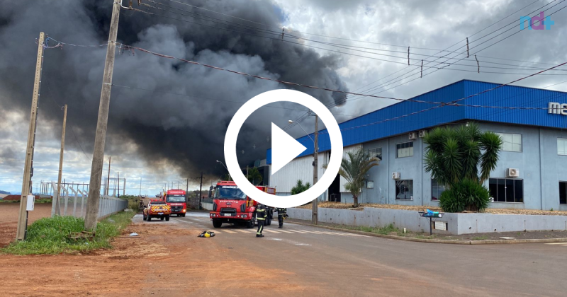 Bombeiros seguem no combate &agrave; inc&ecirc;ndio em empresa de aditivos qu&iacute;micos em Xanxer&ecirc; – Foto: Guilherme Rosa/Rede Princesa/ Reprodu&ccedil;&atilde;o ND