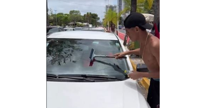 Luva de Pedreiro faz a alegria de motoristas que passavam pelo o local – Foto: @luvadepedreiro/Reprodu&ccedil;&atilde;o/ND