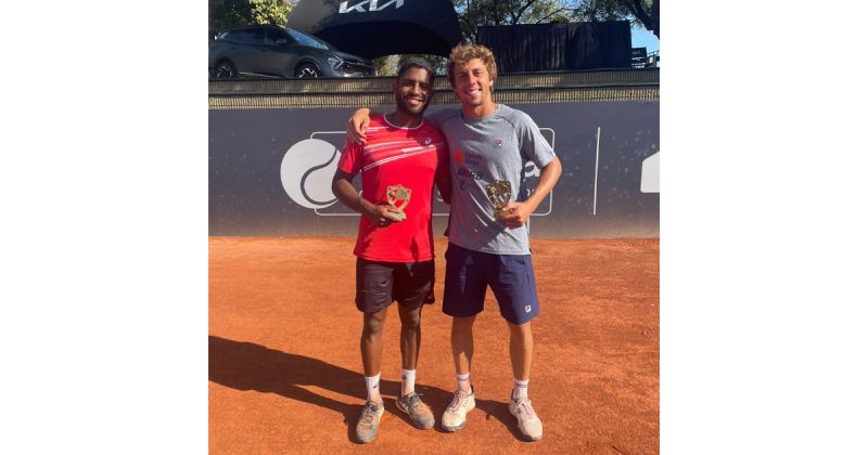 Pedro Boscardin de branco e Reis de vermelho na premia&ccedil;&atilde;o – Foto: Divulga&ccedil;&atilde;o/ND