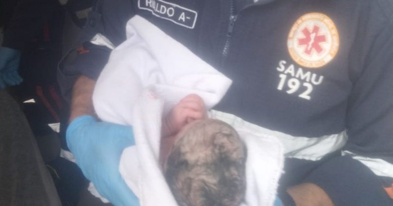 Beb&ecirc; &eacute; uma menina e nasceu em um posto de gasolina em Balne&aacute;rio Cambori&uacute; – Foto: Reprodu&ccedil;&atilde;o/ND