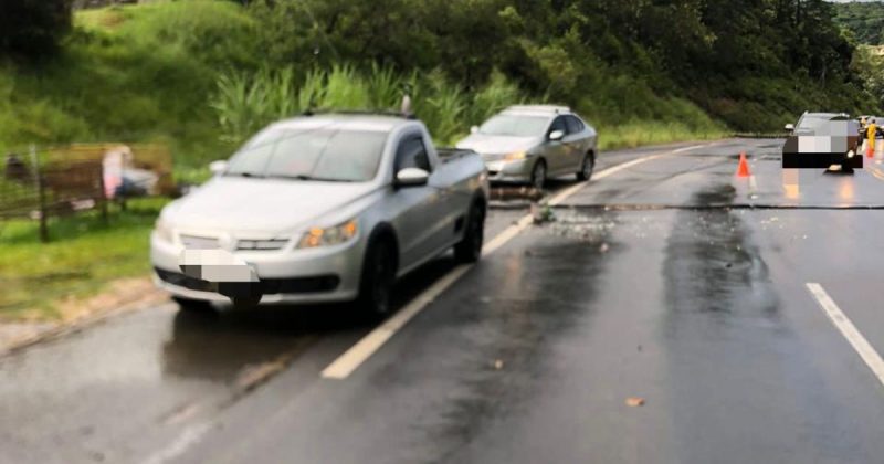Fios energizados caem sobre carros e provocam grave acidente em rodovia no Sul de SC – Foto: CBMSC/Divulga&ccedil;&atilde;o/ND