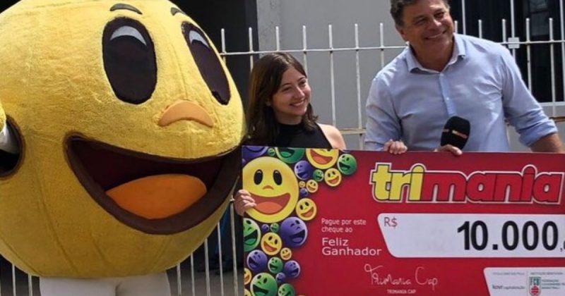 Jovem se diz chocada ao receber o pr&ecirc;mio – Foto: Reprodu&ccedil;&atilde;o/@annaborgess/ND