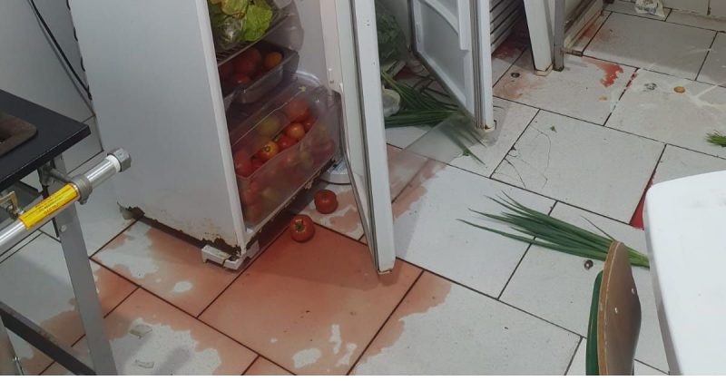 Tr&ecirc;s homens invadiram a escola e deixaram rastro de destrui&ccedil;&atilde;o em Itaja&iacute; – Foto: Pol&iacute;cia Militar/Reprodu&ccedil;&atilde;o