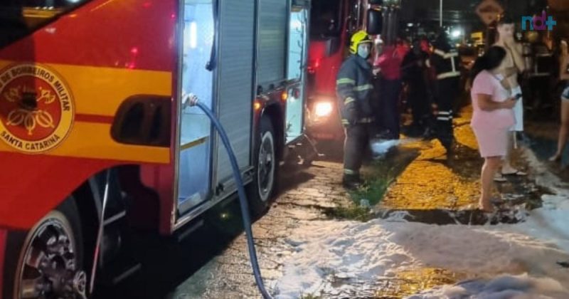 Inc&ecirc;ndio quase se alastrou por casa ap&oacute;s destruir carro em Itaja&iacute; – Foto: Corpo de Bombeiros/Reprodu&ccedil;&atilde;o