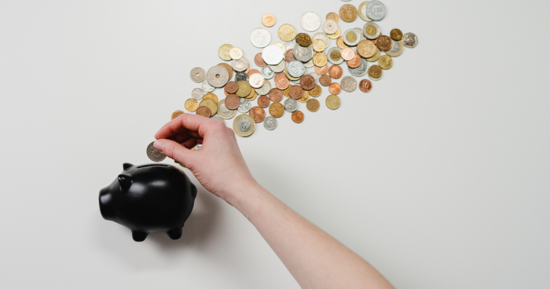 Consulta deve ser feita somente pelo site do Sistema de Valores a Receber Consulta deve ser feita somente pelo site do Sistema de Valores a Receber, com a conta gov.br nível ouro ou prata. Como ilustração, um cofrinho de moedas.