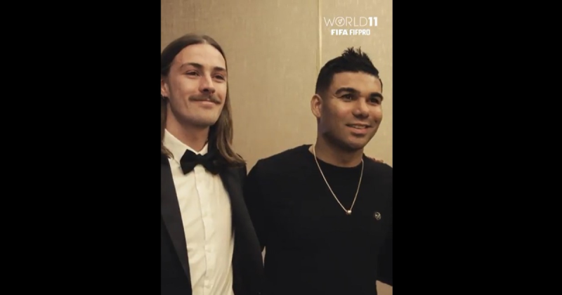 Casemiro atendeu o pedido para tirar foto com jogador da sele&ccedil;&atilde;o da Austr&aacute;lia – Foto: @pollo_va/Reprodu&ccedil;&atilde;o/ND