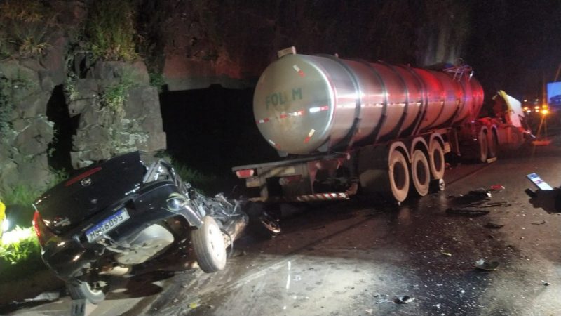 O motorista morreu em grave acidente entre carro e carreta na BR-282, em Xanxer&ecirc;. &mdash; Foto: Corpo de Bombeiros/Reprodu&ccedil;&atilde;o/ND