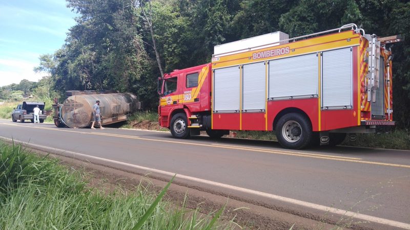 O caminh&atilde;o que transportava leita capotou na BR-163, em Dion&iacute;sio Cerqueira. &mdash; Foto: Corpo de Bombeiros/Reprodu&ccedil;&atilde;o/ND