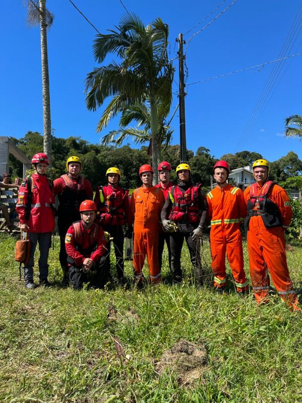 O resgate foi realizado pela equipe de mergulho do Corpo de Bombeiros Militar de Tubar&atilde;o e Armaz&eacute;m, juntamente com a equipe dos Bombeiros Volunt&aacute;rios de Jaguaruna. – Foto: Corpo de Bombeiros / Reprodu&ccedil;&atilde;o ND