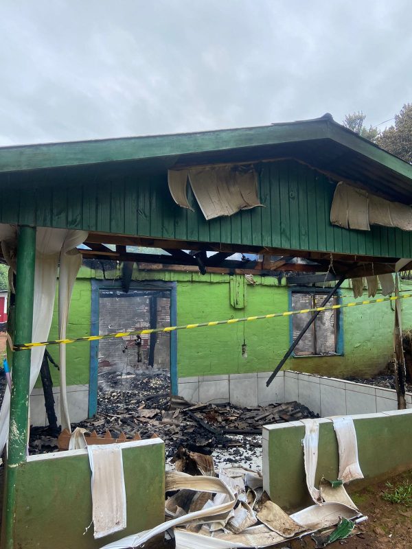 Quando os bombeiros chegaram, o fogo j&aacute; havia consumido a casa. – Foto: Corpo de Bombeiros/Divulga&ccedil;&atilde;o/ND