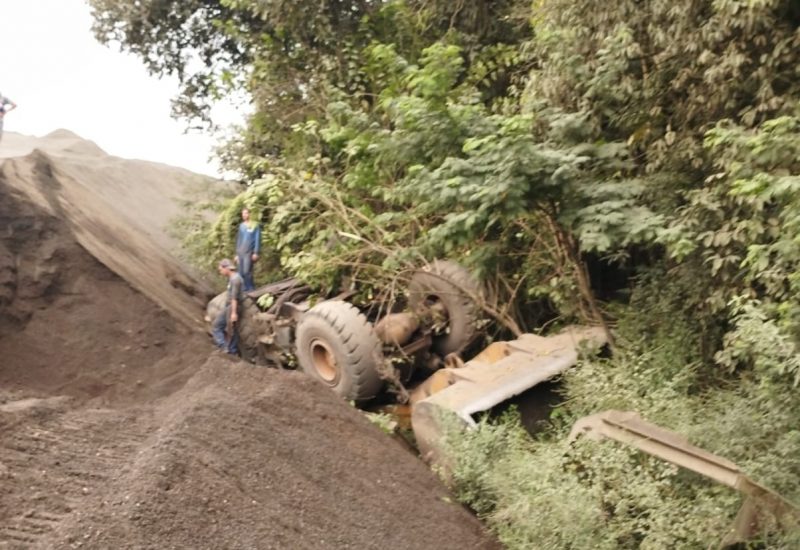 O homem morreu quando a m&aacute;quina tombou em Pinhalzinho, enquanto a v&iacute;tima trabalhava. &mdash; Foto: Corpo de Bombeiros Militar/Reprodu&ccedil;&atilde;o/ND