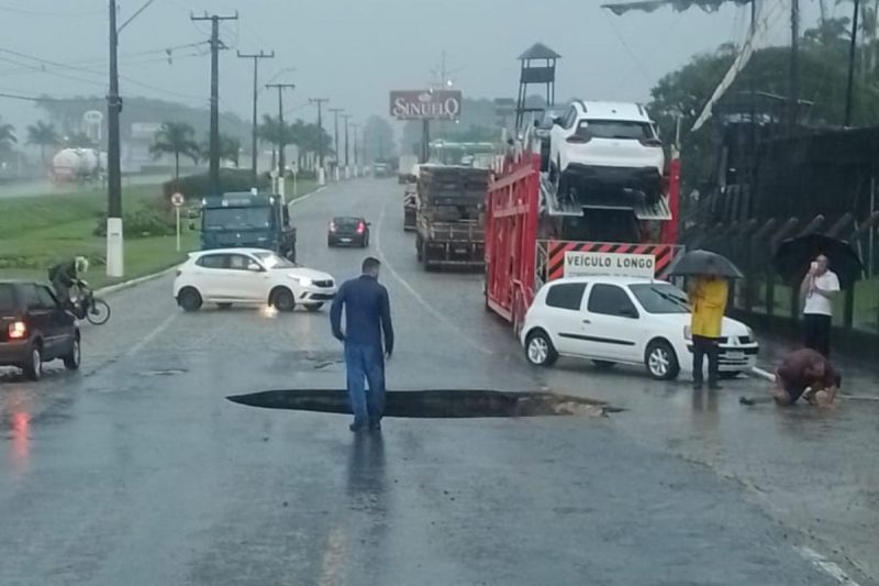 Cratera se abriu em rua &agrave;s margens da BR-101, em Araquari – Foto: Internet/Reprodu&ccedil;&atilde;o