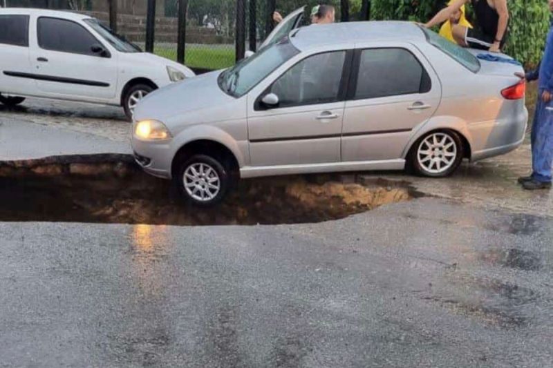 Carro ficou parcialmente pendurado na cratera – Foto: Internet/Reprodu&ccedil;&atilde;o