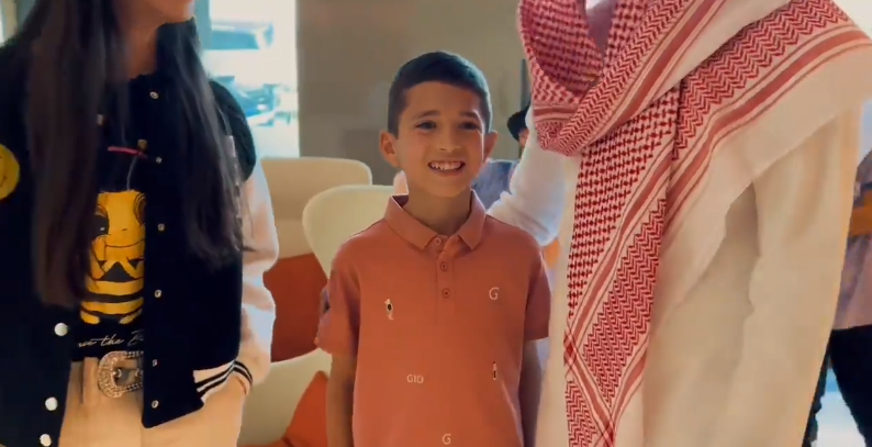 Cristiano Ronaldo faz a alegria do garoto s&iacute;rio – Foto: Twitter