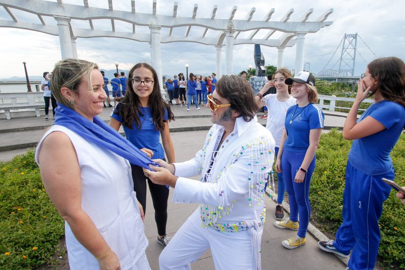 Dani’Elvis interage com o p&uacute;blico na Pra&ccedil;a da Luz, em Florian&oacute;polis – Foto: Leo Munhoz/ND