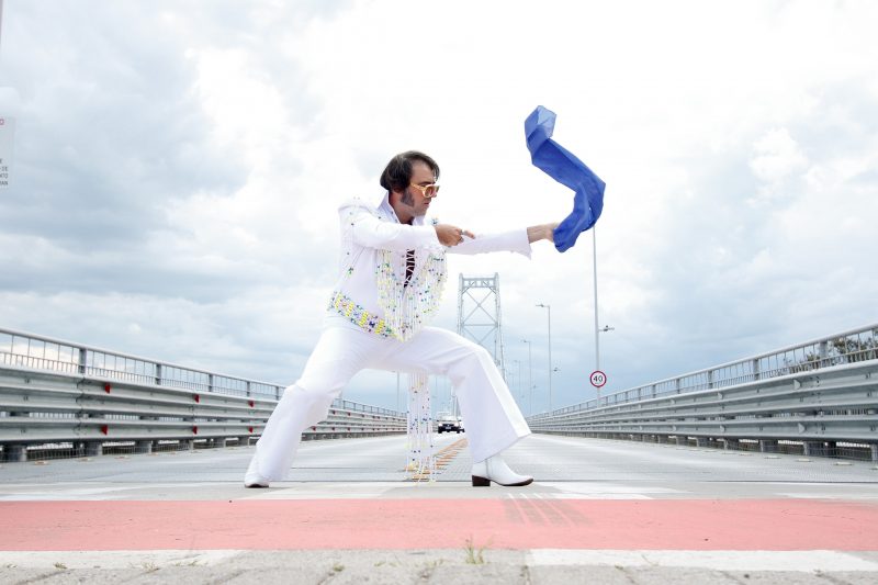 Dani’Elvis com o echarpe que costuma presentear os f&atilde;s – Foto: Leo Munhoz/ND