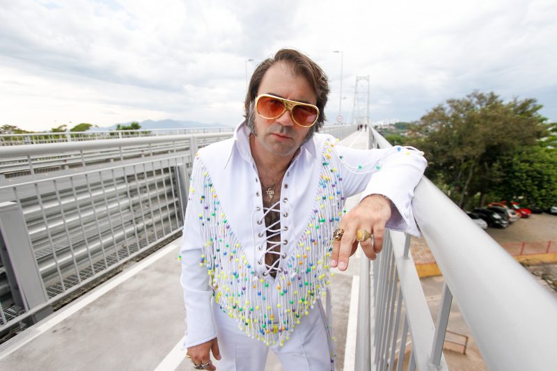 Dani’Elvis na ponte Herc&iacute;lio Luz – Foto: Leo Munhoz/ND