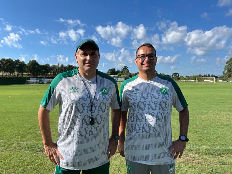 Daniel Azambuja e Enory Martins j&aacute; trabalham na Chapecoense – Foto: Divulga&ccedil;&atilde;o/ACF/ND
