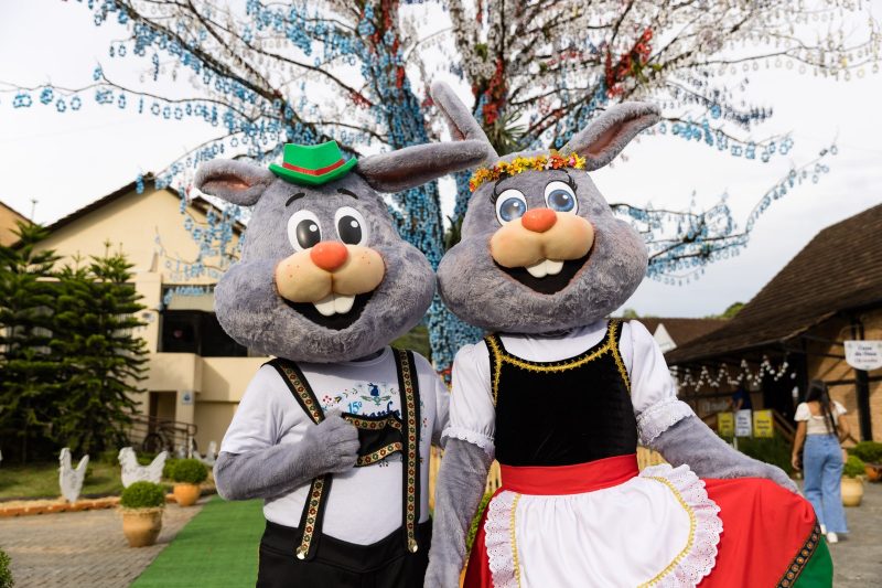 casal de coelhos vestidos a car&aacute;ter germ&acirc;nico circulam livremente pela Osterfest – Foto: Daniel Zimmermann/Osterfest/Divulga&ccedil;&atilde;o